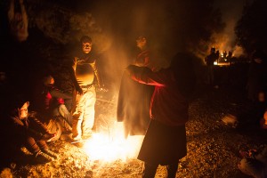 Drying clothes over a fire at the end of the queue / copyright: Salinia Stroux